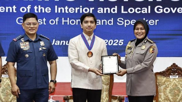 Atpol RI di Manila, Filipina, Kombes Retno Prihawati (kanan) saat menerima penghargaan di Markas Besar Philippines National Police, Manila (ANTARA/HO-Divhumas Polri)