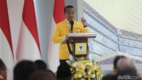 Bahlil juga menyoroti adanya masalah gas elpiji 3 Kg yang dioplos ke tabung gas elpiji 12 Kg. Dia menuturkan masalah ini juga memunculkan potensi kebocoran harga. 