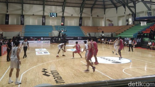 Laga Bali United Basketball (jersey merah) vs Bima Perkasa Jogja di GOR Purna Krida, Kerobokan, Jumat (7/2/2025).