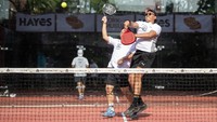 Pemain mengembalikan bola ke arah lawan saat mengikuti BDGs 1st Invitational Padel Tournament, Sabtu (8/2/2025).