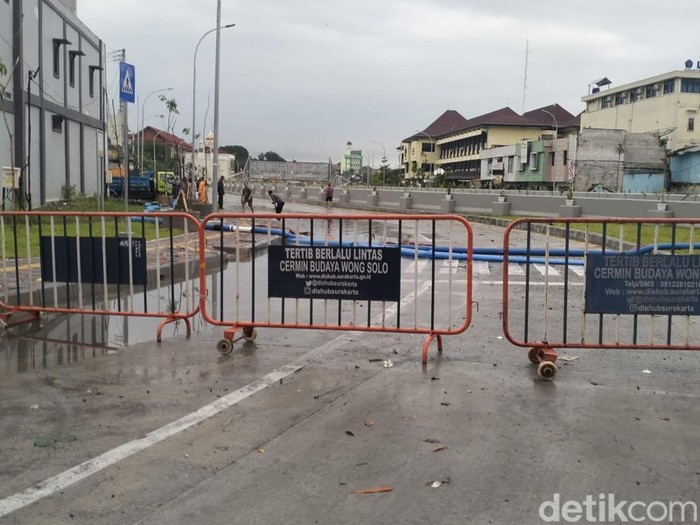 Penampakan salah 1 ruas di Simpang Joglo, Solo, yang ditutup karena banjir menerjang, Sabtu (8/2/2025).