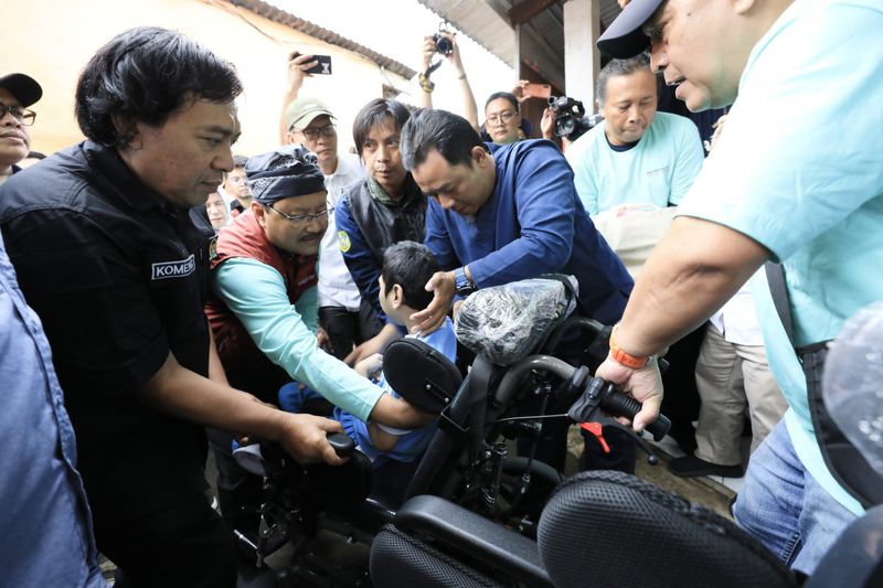 Bareng Komeng, Mensos Kerja Bakti Bersihkan Sungai di Bogor