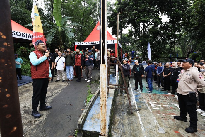 Bareng Komeng, Mensos Kerja Bakti Bersihkan Sungai di Bogor