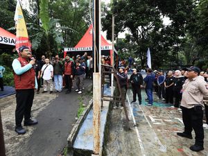 Mensos Bareng Komeng Kerja Bakti Bersihkan Sungai Cikole di Bogor
