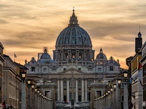 Pria Rumania Naik ke Altar Gereja Vatikan, Bikin Tempat Lilin Abad ke-19 Rusak