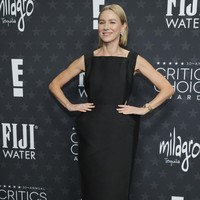 Black matters. Gaun hitam juga menjadi andalan Naomi Watts yang masuk nominasi aktris terbaik untuk seri terbatas Feud: Capote vs. the Swans. Ia mengandalkan gaun hitam Prada yang melebar pada bagian pinggul. (Foto: Jordan Strauss/Invision/AP)