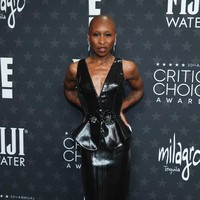  Out of comfort zone. Istirahat sejenak dari gaun-gaun Louis Vuitton yang selama ini kerap menjadi andalannya, bintang Wicked Cynthia Erivo kali ini bersolek dengan gaun hitam berbelahan dada rendah yang dilengkapi peplum dari Armani Prive.   (Foto: Jordan Strauss/Invision/AP)