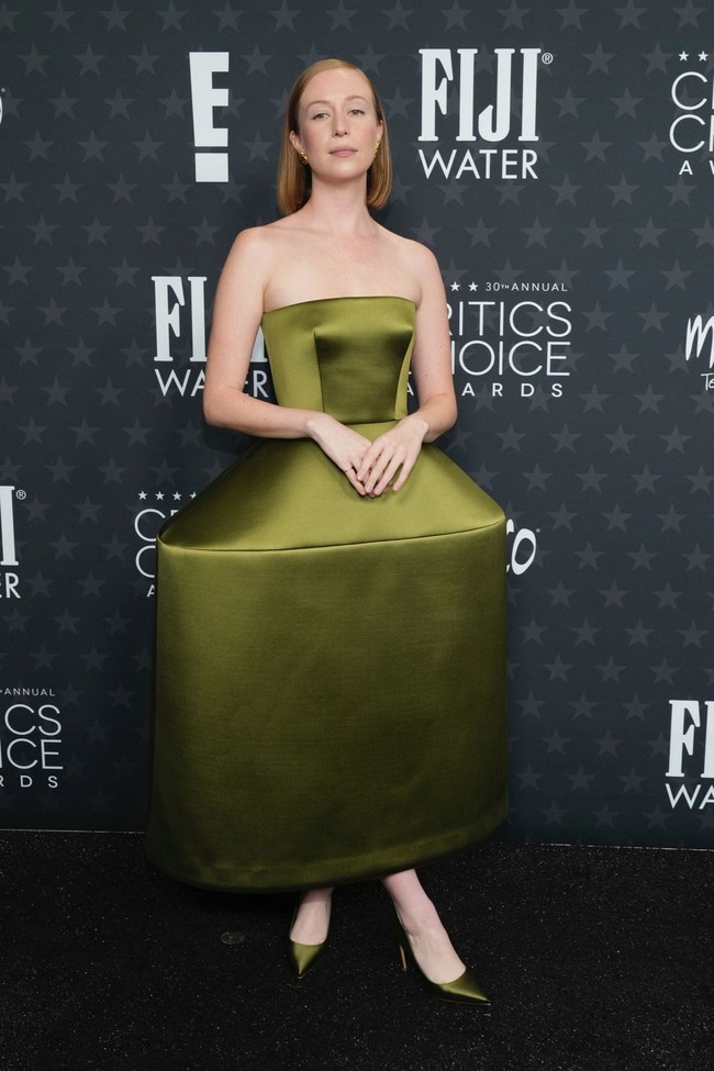 Playfully boxy. Aura jenaka aktris dan penulis Hannah Einbinder dari serial komedi Hacks terpancar nyata dari column dress Louis Vuitton yang memiliki rok mengotak esktrem ini.  (Foto: Jordan Strauss/Invision/AP)