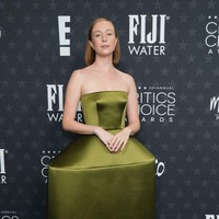 Playfully boxy. Aura jenaka aktris dan penulis Hannah Einbinder dari serial komedi Hacks terpancar nyata dari column dress Louis Vuitton yang memiliki rok mengotak esktrem ini.  (Foto: Jordan Strauss/Invision/AP)