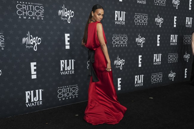 Lady in red. Kontroversi yang membayangi film Emilia Perez tak menghalangi bintangnya, Zoe Saldana, untuk memukau dalam balutan gaun merah Saint Laurent. (Foto: Jordan Strauss/Invision/AP)