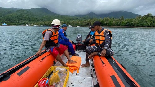 Tim SAR mengevakuasi jenazah bocah di perairan Solor, Flores Timur, Sabtu (8/2/2025).