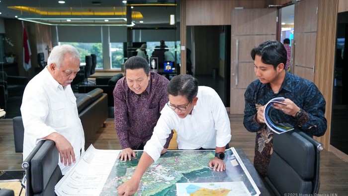 Kepala Otorita Ibu Kota Nusantara (IKN) Basuki Hadimuljono mengadakan pertemuan dengan pengusaha Garibaldi Boy Thohir pada Jumat (6/2/2025), untuk membahas pembangunan Taman Safari di Nusantara. Pembangunan ini ditargetkan dimulai paling lambat akhir tahun 2025.