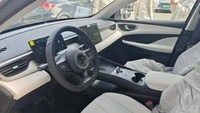 Di bagian dalam atau interior, nuansa mewah dan elegan terasa begitu kuat. Mobil hibrida itu sudah menggunakan panel instrumen digital berukuran besar, layar hiburan sentuh yang bisa diputar-putar, pengisian daya nirkabel serta tombol-tombol yang dibuat terpusat di posisi sentral. Foto: Doc. BYD
