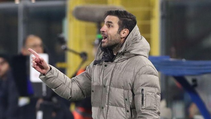 COMO, ITALY - FEBRUARY 07: Como 1907 coach Cesc Fabregas issues instructions to his players during the Serie A match between Como 1907 and Juventus at Stadio G. Sinigaglia on February 07, 2025 in Como, Italy. (Photo by Marco Luzzani/Getty Images)