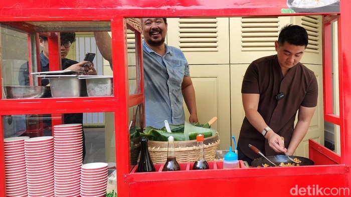 Chef Arnold memasak nasi goreng di depan rumah Jokowi di Solo, Sabtu (8/2/2025).