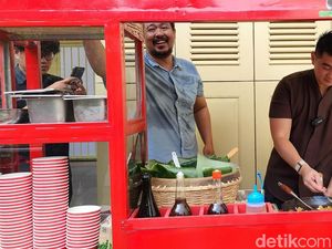 Datangi Rumah Jokowi Bawa Gerobak, Chef Arnold Masak Nasi Goreng buat Warga