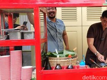 Datangi Rumah Jokowi Bawa Gerobak, Chef Arnold Masak Nasi Goreng buat Warga