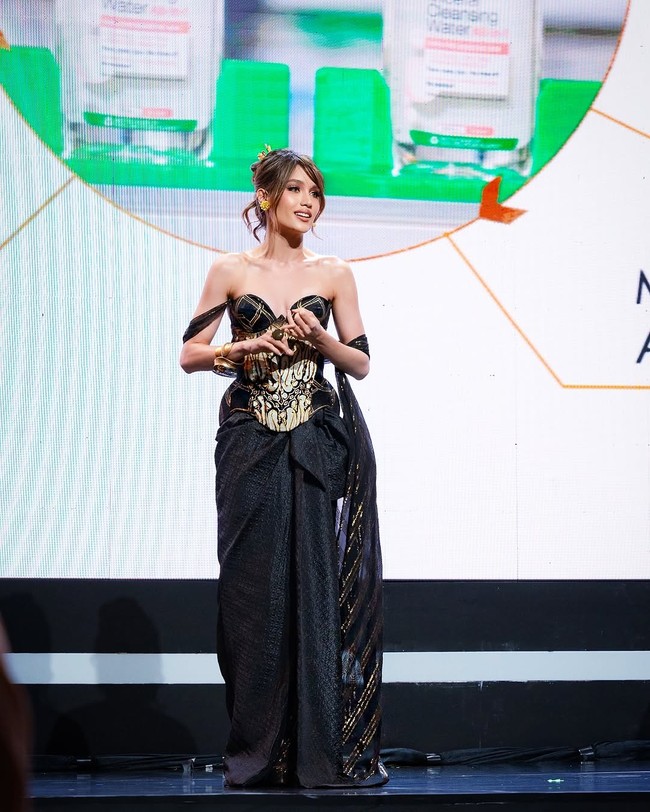 Cinta Laura tampil anggun sekaligus seksi berbalut gaun korset hitam dengan aksen batik Parang pada bagian torso. Gaun ini merupakan rancangan desainer Ansoe. Foto: Instagram/@claurakiehl @@rahmaanfz