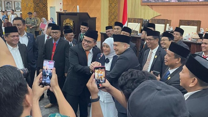 Danny Pomanto, Aliyah Mustika Ilham, dan Munafri Arifuddin foto bersama usai rapat paripurna di DPRD Makassar.