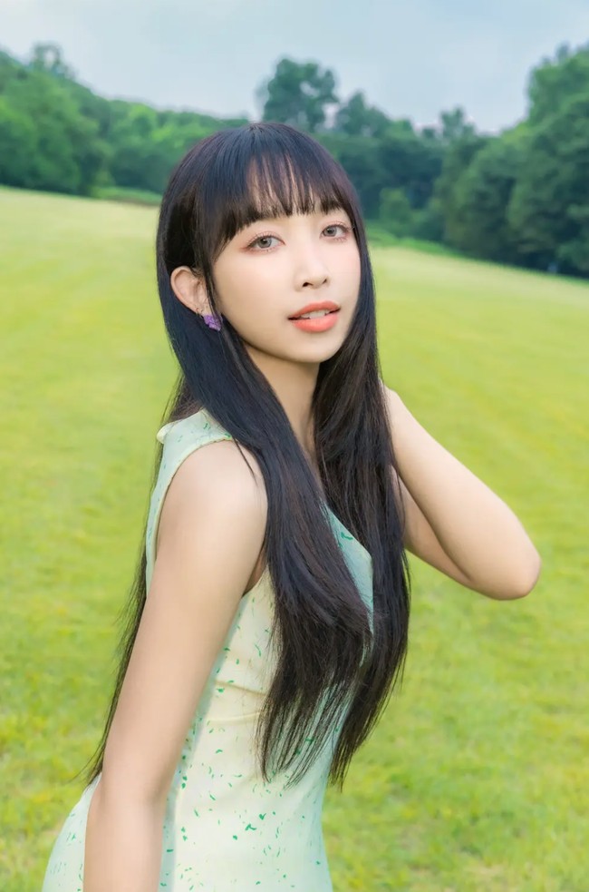 Dita Karang, yang berasal dari Yogyakarta memulai debut sebagai main dancer grup KPop SECRET NUMBER pada tahun 2020. Dia bernaung di bawah VINE Entertainment dan tergabung dalam project group Triple iz. Foto: Instagram