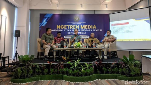 Anggota DKPP Muhammad Tio Aliansyah (tengah), Ketua KPU NTB Khuwailid (merah kiri), dan Ketua Bawaslu NTB Itratip (paling kanan) dalam acara di Mataram, Sabtu (8/2/2025). Foto: (Ahmad Viqi/detikBali).