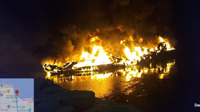 Dua kapal terbakar di dermaga Ancol (dok.Damkar Jakarta Utara)