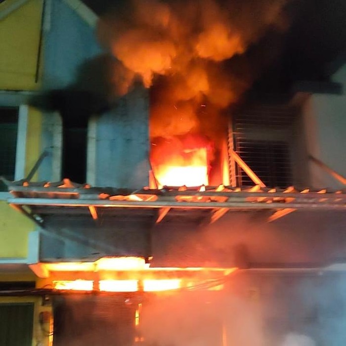 Foto: Rumah di Cengkareng, Jakarta Barat (Jakbar) kebakaran dini hari tadi. Pada saat yang bersamaan wilayah tersebut juga tergenang banjir. (dok Gulkarmat Jakarta)