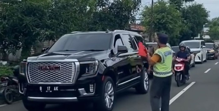 Gus Iqdam naik mobil mewah diduga pelat palsu