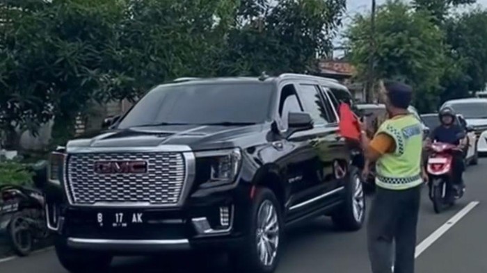 Gus Iqdam naik mobil mewah diduga pelat palsu