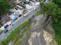 Hati-hati! Jalan Raya Padang-Bukittinggi Longsor