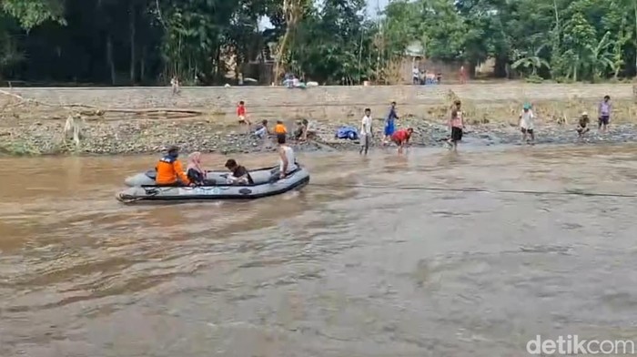 Ibu hamil di Probolinggo dievakuasi dengan perahu karet