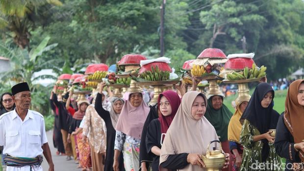 Iring-iringan Tembolaq Beaq yang dibawa oleh puluhan ibu-ibu pada acara Nyelamet Dowong , Senin (3/2/2025). (Sanusi Ardi W/detikBali)