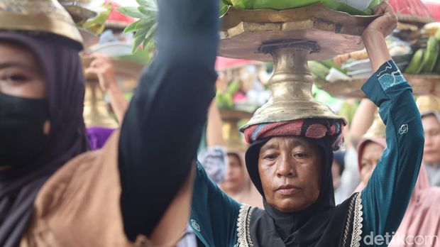 Iring-iringan Tembolaq Beaq yang dibawa oleh puluhan ibu-ibu pada acara Nyelamet Dowong , Senin (3/2/2025). (Sanusi Ardi W/detikBali)