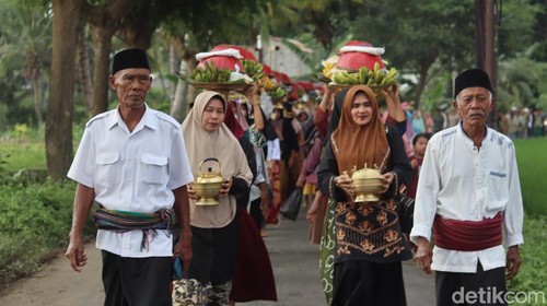 Iring-iringan Tembolaq Beaq yang dibawa oleh puluhan ibu-ibu pada acara Nyelamet Dowong , Senin (3/2/2025). (Sanusi Ardi W/detikBali)