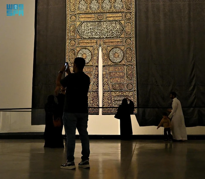 Yayasan Diriyah Biennale mengumumkan Islamic Arts Biennale 2025 akan menjadi saksi pameran pertama kiswah Ka'bah di luar Kota Makkah