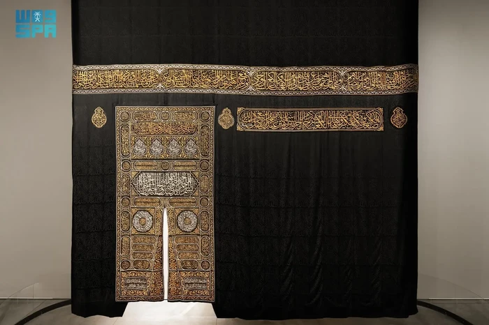 Islamic Arts Biennale 2025 Yayasan Diriyah Biennale mengumumkan Islamic Arts Biennale 2025 akan menjadi saksi pameran pertama kiswah Ka'bah di luar Kota Makkah
