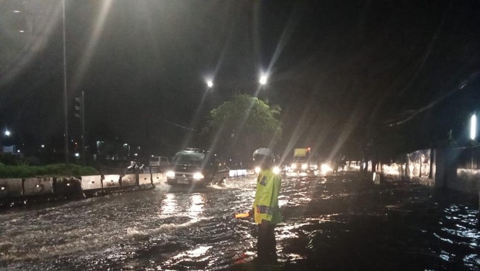 Hujan deras terjadi di Jakarta sejak semalam. Jalan Daan Mogot arah Grogol, Jakarta Barat, tergenang air, Sabtu (8/4/2024).
