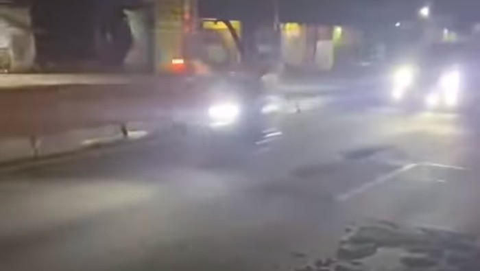 Jalan Raya Bogor kawasan Cilodong, Kota Depok, berlubang hingga menyebabkan sejumlah pemotor terjatuh. Dinas PUPR Depok berkoordinasi dengan Kementerian PU. (Repro/video viral)