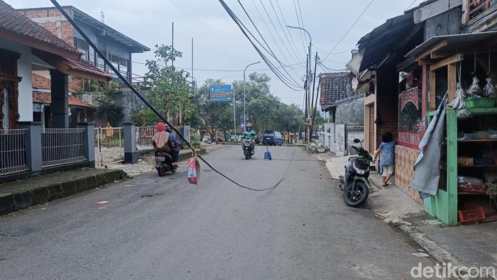 Kabel Menjuntai di Jalan Ciandam Sukabumi Ancam Pengendara