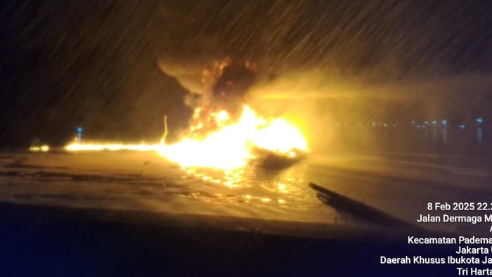 Kapal terbakar di Dermaga Ancol, Jakarta Utara