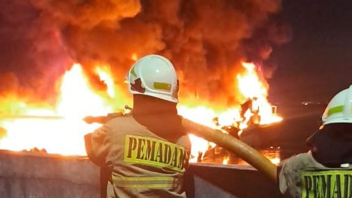 Kapal terbakar di Dermaga Ancol, Jakarta Utara
