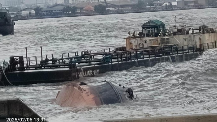 Kapal tongkang dan tugboat yang hanyut di perairan Pelabuhan Tanjung Priok ditemukan pada Kamis (6/2/2025).