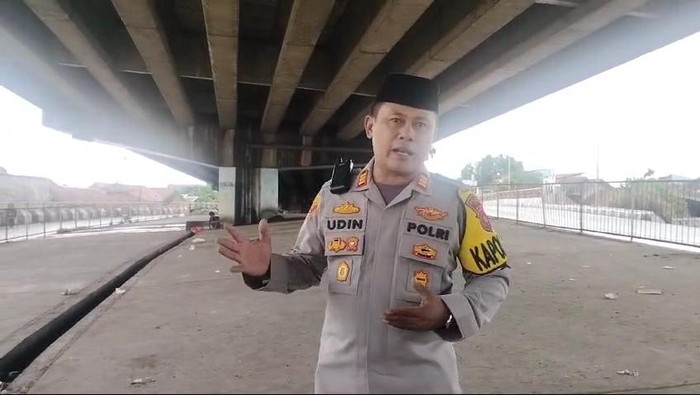 Kapolsek Pamanukan Subang menunjukkan kondisi terkini di bawah jembatan Pantura yang sempat dihuni pengungsi banjir