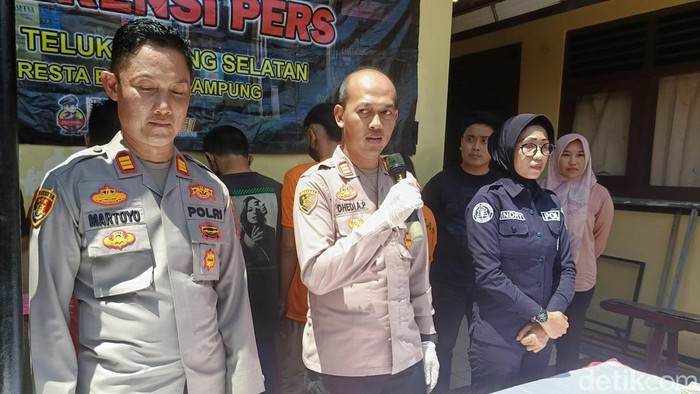 Kapolsek Teluk Betung Selatan AKP Dedi Ardi Putra (tengah)  saat ungkap kasus pencurian HP