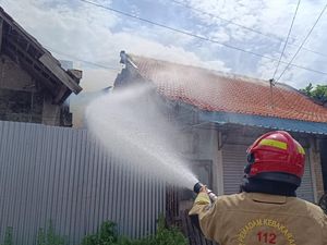 Sebuah Rumah di Surabaya Terbakar Diduga Korsleting Listrik