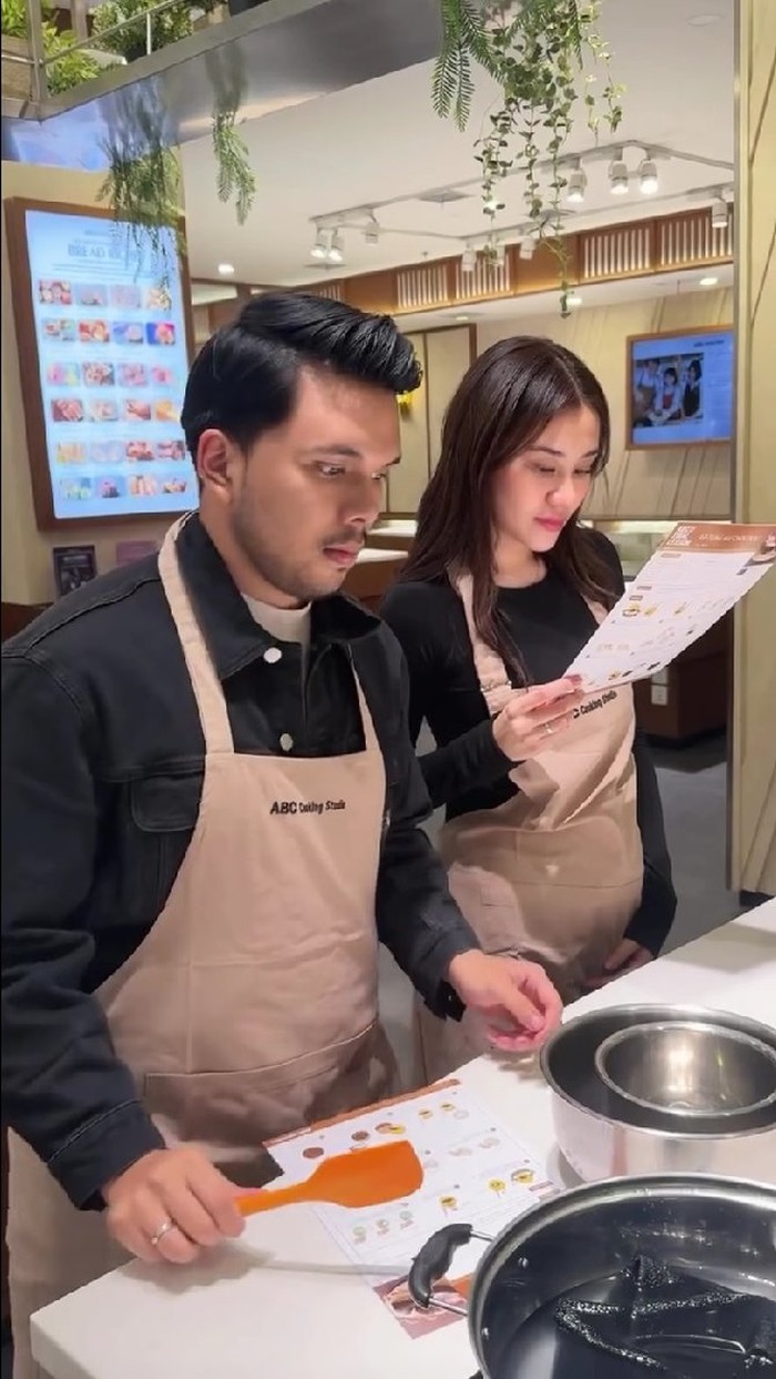 Keseruan Aaliyah Massaid dan Mahalini Saat Ikut Baking Class Bareng Suami