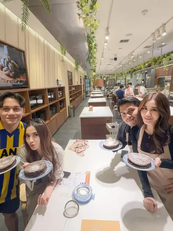 Keseruan Aaliyah Massaid dan Mahalini Saat Ikut Baking Class Bareng Suami