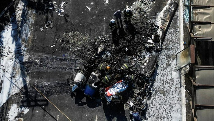 Sebuah pesawat kecil jatuh hingga menghantam bus di Sao Paulo, Brasil. Begini kondisi pesawat usai kecelakaan tersebut.