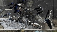 Pesawat itu tampak hancur usai menghantam bus. Reuters/Tuane Fernandes. 