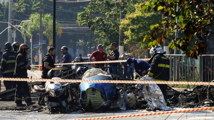 Kondisi Pesawat yang Jatuh dan Tabrak Bus di Sao Paulo Sebuah pesawat kecil jatuh hingga menghantam bus di Sao Paulo, Brasil. Begini kondisi pesawat usai kecelakaan tersebut.